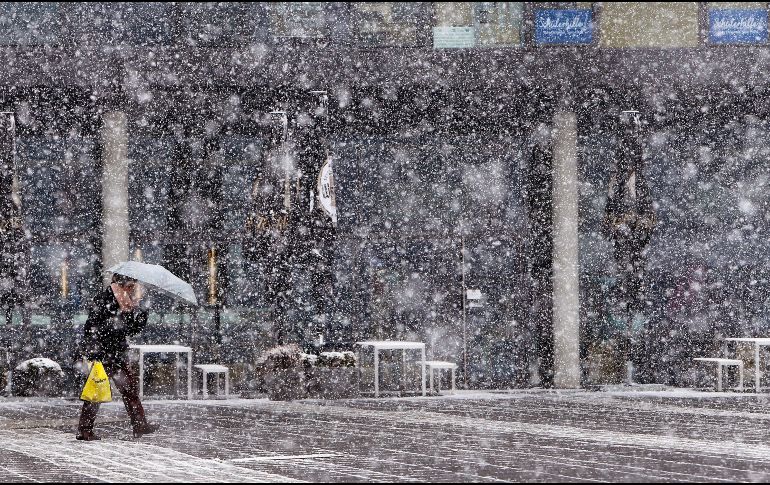 Una mujer cruza una plaza durante una fuerte nevada en Fráncfort, Alemania. AP/M. Probst