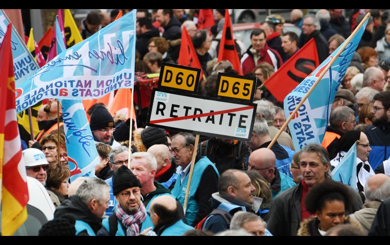 Integrantes de sindicatos en una concentración en Brest. Profesores y personal médico denunciaron la falta de medios, la pérdida de poder adquisitivo y las amenazas de privatización. AFP/F. Tanneau