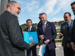 Andoni Zubizarreta (I), director deportivo del Olympique de Marsella entrega un regalo a José Luis Higuera. INTERNET/www.om.net