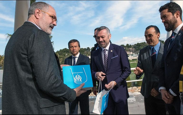 Andoni Zubizarreta (I), director deportivo del Olympique de Marsella entrega un regalo a José Luis Higuera. INTERNET/www.om.net