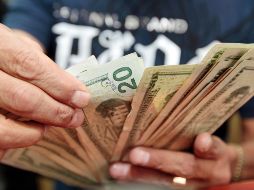 El dólar se compró en un mínimo de 17.45 pesos en bancos de la Ciudad de México. EL INFORMADOR / ARCHIVO