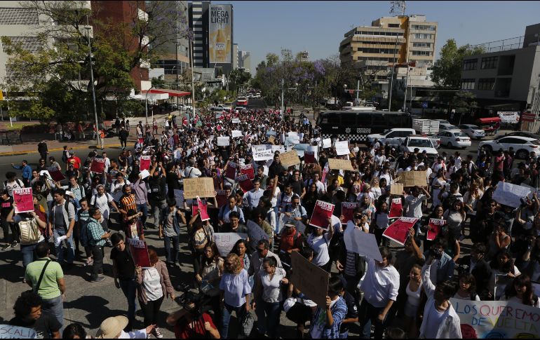 Familiares, compañeros y amigos de los tres jóvenes desaparecidos claman por su regreso. EL INFORMADOR / G. Gallo