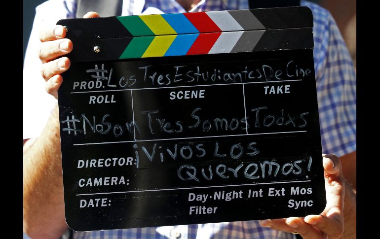 Familiares, compañeros y amigos de los tres jóvenes desaparecidos claman por su regreso. AFP/U. Ruiz