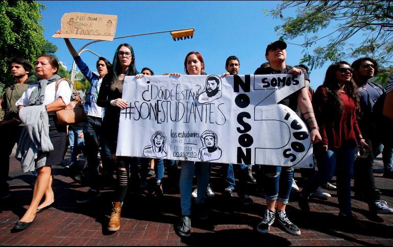 Familiares, compañeros y amigos de los tres jóvenes desaparecidos claman por su regreso. AFP/U. Ruiz