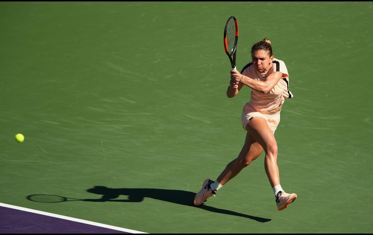 La rumana Simona Halep regresa una bola a la francesa Oceane Dodin. AFP/K. Biscayne