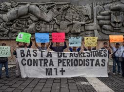 Reporteros, fotógrafos y comunicadores salieron a las calles a exigir que se investigue a fondo el homicidio de Leobardo Vázquez Atzin. AFP/V. Razo