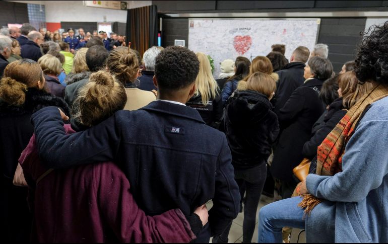 Algunas víctimas y familiares participaron en un acto conmemorativo en la estación de metro de Maelbeek. EFE/O. Hoslet