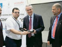 El titular de la SSJ, Alfonso Petersen, realizó ayer la entrega de los alcoholímetros. ESPECIAL