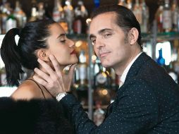 Paulina Gaitán será quien de vida a ‘Violeta’, en la foto está acompañada por el actor español,  Pedro Alonso. ESPECIAL