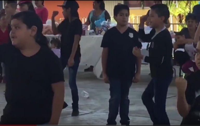 Una mujer que graba el momento grita al pequeño: 