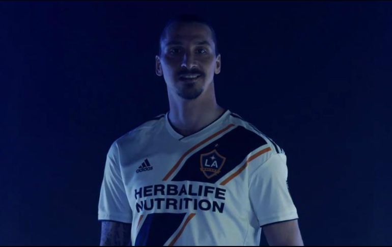 Con la imagen del jugador luciendo ya la playera del equipo se termina la novela que lo colocaba en el equipo de la MLS, tras rescindir su contrato con el ManU de la Liga Premier. ESPECIAL / lagalaxy.com