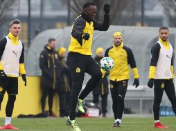 El jamaicano de 31 años participó en los ejercicios del equipo dirigido por Peter Stoeger e intercambió pases con Mario Götze y otros jugadores en una sesión relajada. EFE / S. Suki