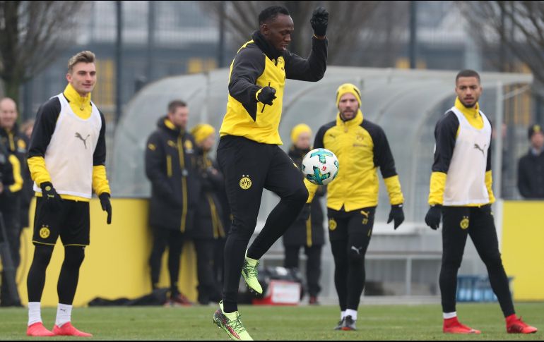 El jamaicano intercambió pases con Mario Götze y otros jugadores en una sesión relajada. EFE / S. Suki