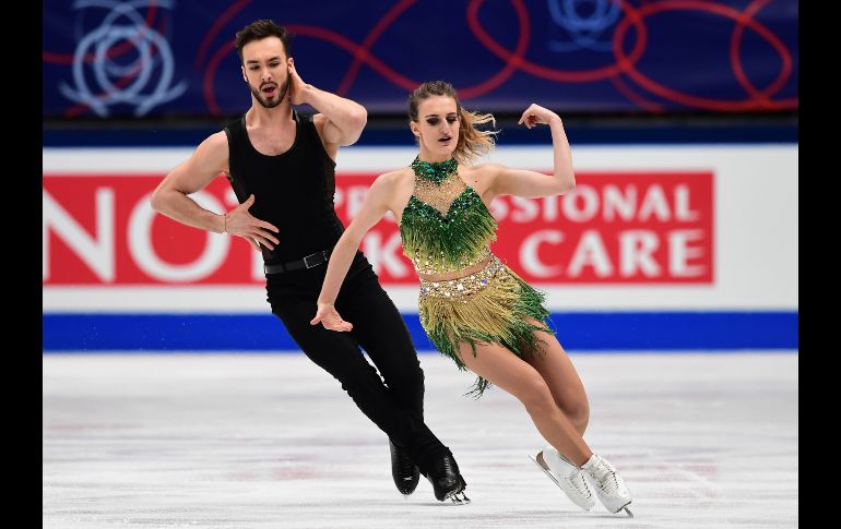 Gabriella Papadakis y Guillaume Cizeron, de Francia, presentan su rutina corta en el marco del campeonato mundial de patinaje artístico en Milán, Italia. AFP/M. Medina