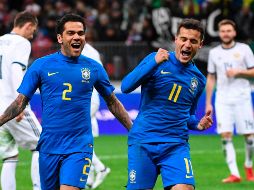 Dani Alves (I) y Coutinho (D) celebran el segundo gol brasileño. AP/A. Nemenov