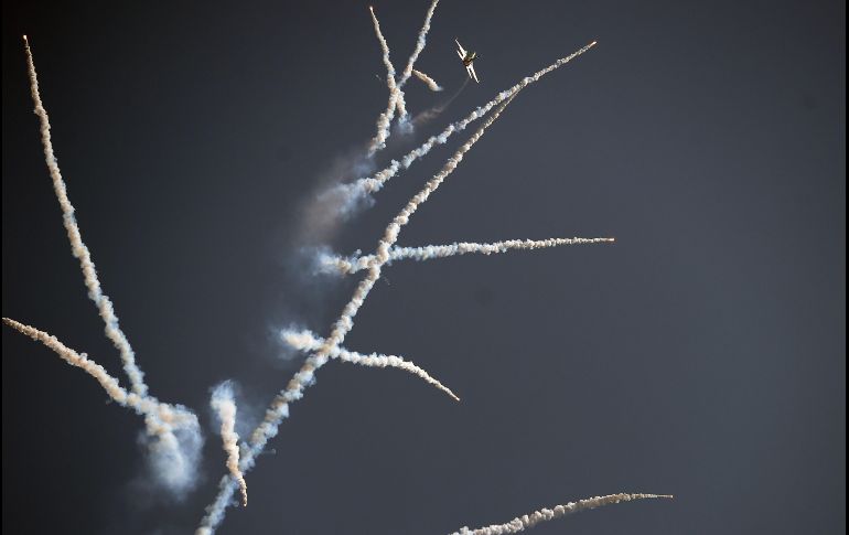 Un despliegue de acrobacias se observa durante el desfile militar del Día nacioanal en Islamabad, Pakistán. AFP/A. Qureshi