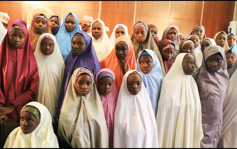 Niñas nigerianas cristianas que fueron liberadas luego de ser secuestradas de su escuela en Dapchi, aguardan para reunirse con el presidente en Abuya. Un total de 104 de 110 estudiantes secuestradas por Boko Haram fueron liberadas el 21 de marzo. AFP/P. Ojisua