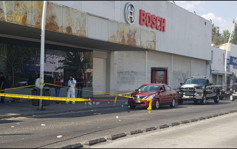 A un costado del auto que pretendían robar, quedó tendido el cuerpo de un presunto delincuente. ESPECIAL