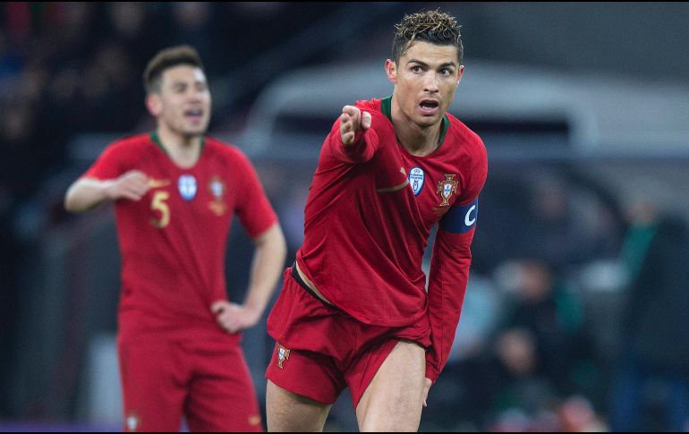 Cristiano da una muestra del Mundial que puede regalar a los aficionados al futbol. EFE/M. Duchene