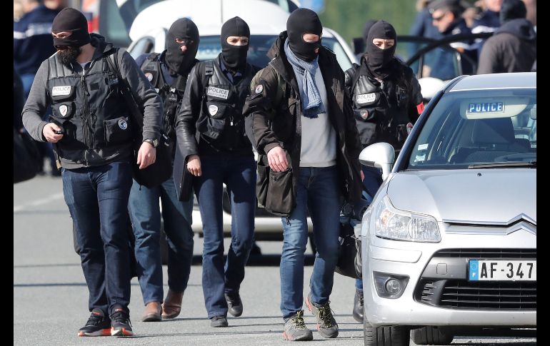 Elementos de la gendarmería francesa llegan al supermecado donde se realizó el atentado. EFE / G. Horcajuelo