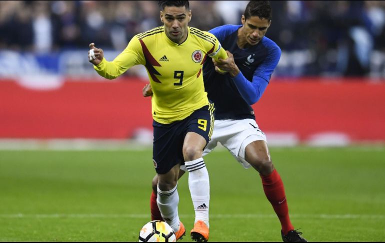 Radamel Falcao y Raphael Varane compiten por el control del balón. El Tigre empató el juego al '62. AFP/C. Simon