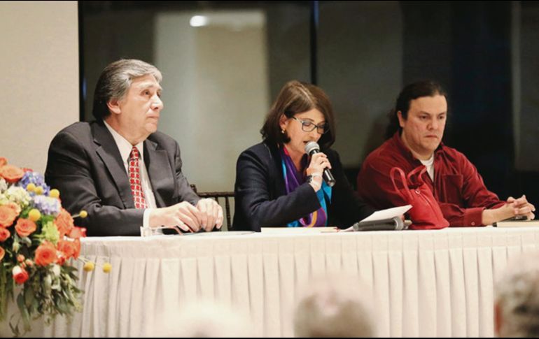 Olga Diaque (centro) durante la presentación de su obra. ESPECIAL