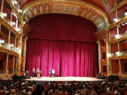 En el Teatro Degollado, sede de la entrega del reconocimiento en su octava edición, el Grupo Bravísimo realizó un número en el escenario, con malabares y monociclo. EL INFORMADOR / J. Pérez