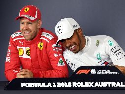 Vettel señaló que la ''pole position'' obtenida por Hamilton se debía a la velocidad que le había dado su ''modo fiesta'' pero el inglés dijo que sólo esperaba una gran vuelta para ''borrarle la sonrisa de la cara''. AFP / W. West