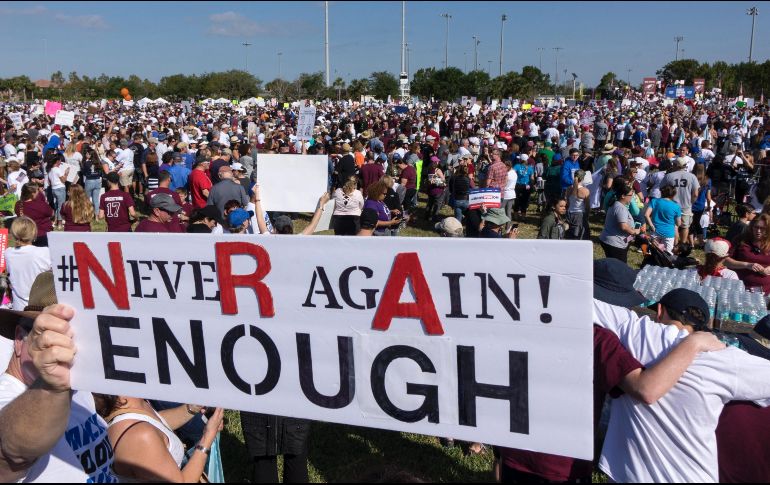 El movimiento estudiantil por el control de armas exige la elevación de la edad mínima para comprar rifles de los 18 a los 21 años y el establecimiento de un sistema universal de revisión de antecedentes criminales. EFE/ C. Herrera