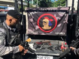 La Policía Municipal informó que durante la operación incautaron un fusil, seis pistolas y tres granadas.EFE/ Cortesía Policía Militar