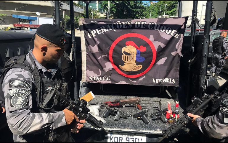 La Policía Municipal informó que durante la operación incautaron un fusil, seis pistolas y tres granadas.EFE/ Cortesía Policía Militar