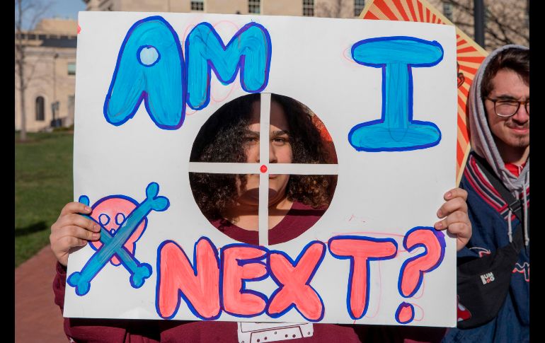 Un estudiante de Baltimore muestra una pancarta donde se pregunta si él podría ser una de las siguientes víctimas de la violencia. AFP / A. Edelman