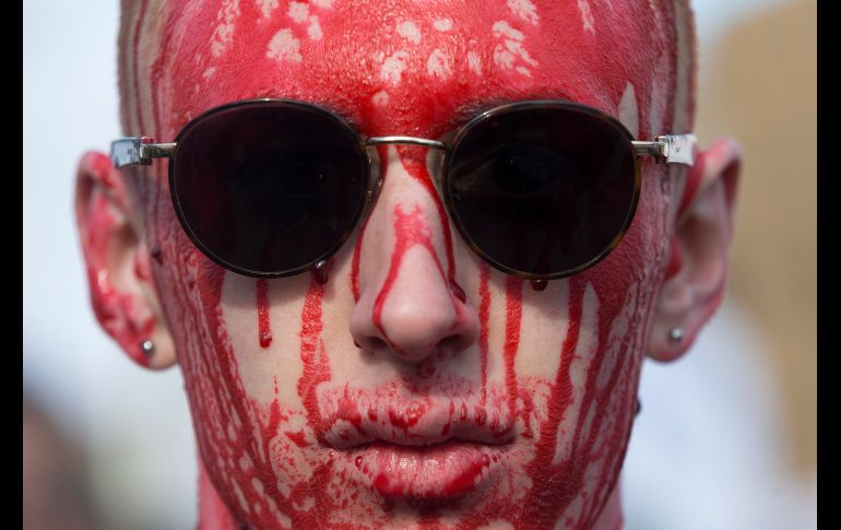 Decenas de miles de personas salieron a las calles en varias ciudades de EU para exigir un control de armas que reduzca la violencia en las escuelas. EFE / M. Reynolds