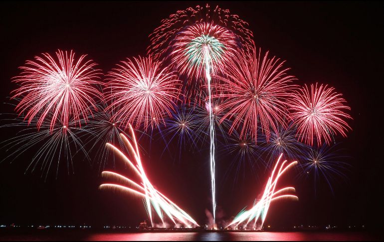 En la competencia, la gente puede deleitarse mirando cómo los fuegos artificiales son acompañados por música y encienden el cielo nocturno. AP / B. Marquez