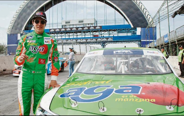 Confiado. Con autoridad, Salvador de Alba se hizo de la pole de Nascar en Monterrey. TWITTER@nascarpeakmx