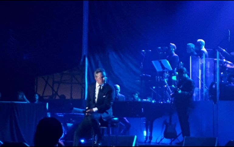 El cantante hizo abruptas pausas que pusieron nerviosos a los asistentes, hasta finalmente anunciar que la presentación se cancelaba. FACEBOOK/Expo Mundo Imperial