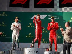 Sebastian Vettel saluda a los medios durante la premiación; completan el podio Lewis Hamilton y Kimi Raikkonen. EFE/D. Azubel