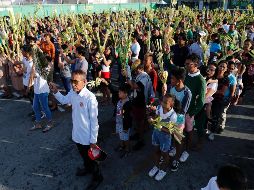 Los creyentes acudieron desde primera hora a las iglesias del país. EFE/R. Malasig