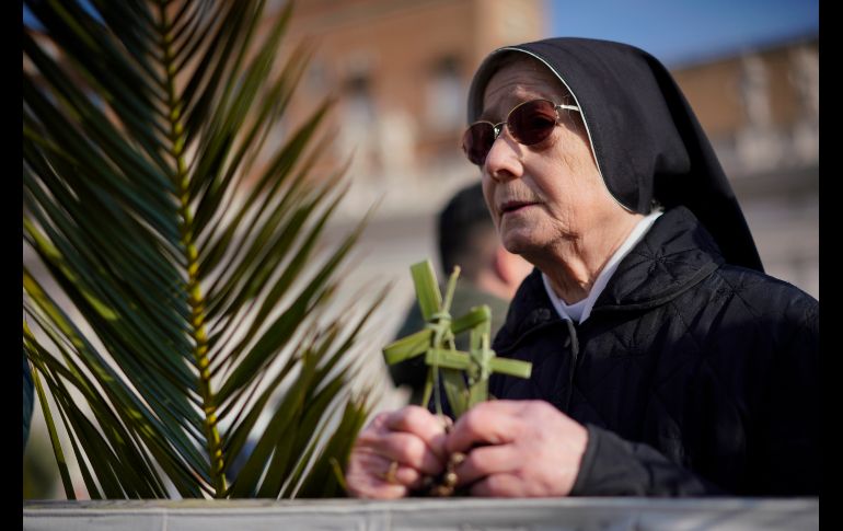 Una monja reza durante la ceremonia, en la Plaza de San Pedro. AP/A. Medichini