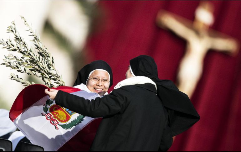Dos monjas se abrazan poco antes del inicio de la ceremonia. EFE/A. Carconi
