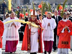 La homilía de Francisco se produjo después de la procesión en la Plaza de San Pedro, donde bendijo palmas y ramos de olivo. AFP/T. Fabi