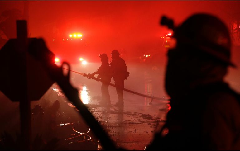 Más de 200 bomberos participan en las labores de extinción del fuego. AP/ARCHIVO