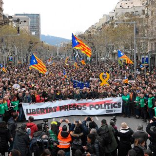Miles protestan en Barcelona tras detención de Puigdemont