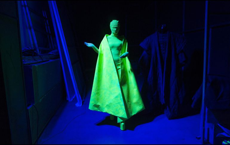 Una modelo ensaya previo a desfilar en una pasarela de Hu Sheguang, en el marco de la Semana de la Moda en Pekín. AFP/F. Dufour