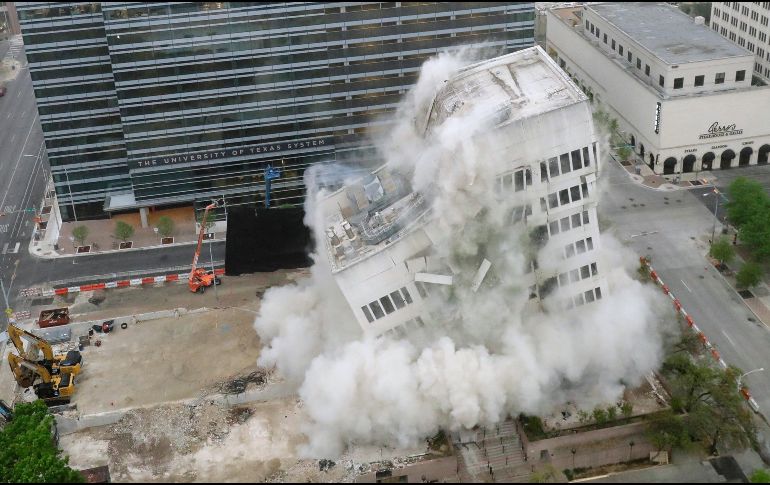 Un edificio de nueve pisos de la Universidad de Texas es demolido en Austin, Eustados Unidos, como parte de las obras para hacer espacio para un nuevo edificio de oficinas. AP/T. S. Warren