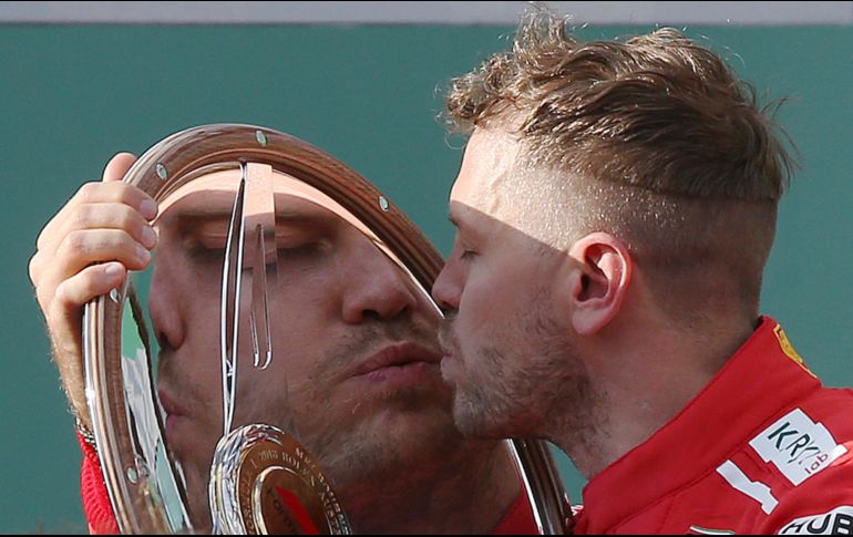 Sebastian Vettel, piloto de Ferrari, besa su trofeo tras ganar la primera carrera de la temporada de Fórmula 1 en el Gran Premio en Melbourne, Australia. AP/R. Rycroft