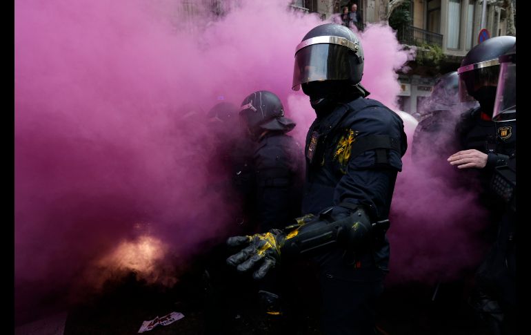Una bomba de humo se arrojó durante los altercados.