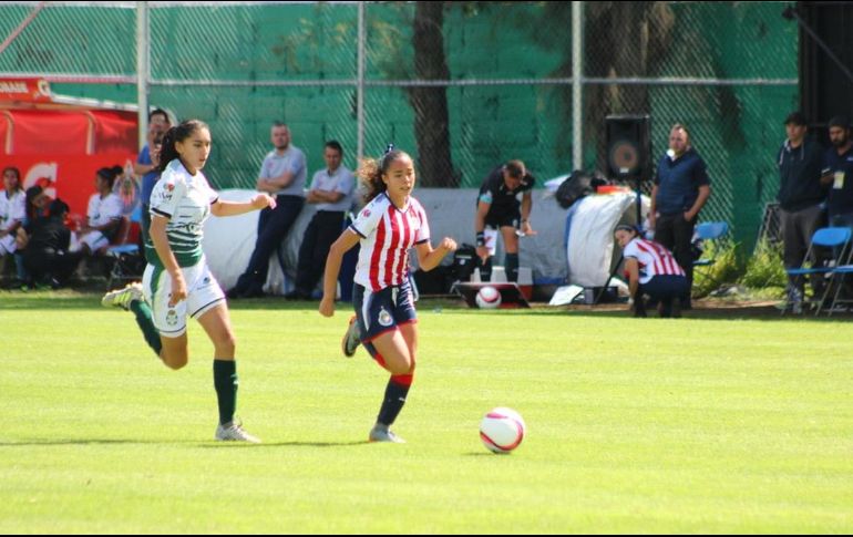 Las rojiblancas ahora están obligadas a ganar los últimos dos partidos del torneo y esperar que Tigres deje ir puntos. TWITTER/@ChivasFemenil