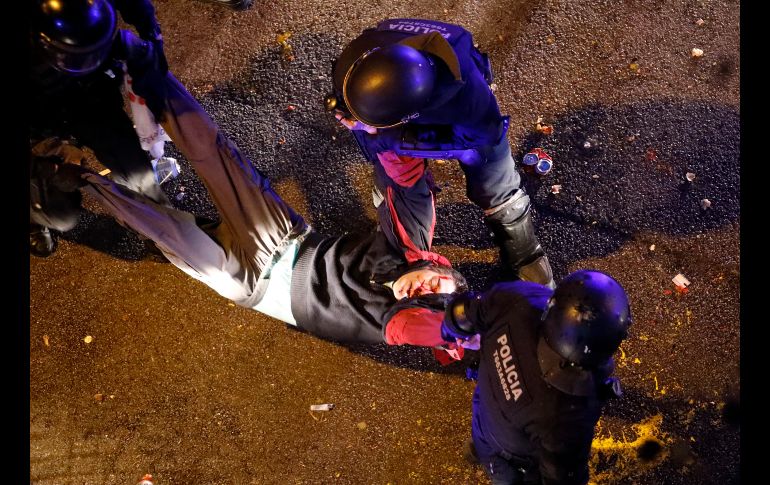 Las disputas dejaron 79 heridos leves, entre ellos 13 policías, según los servicios de emergencias.