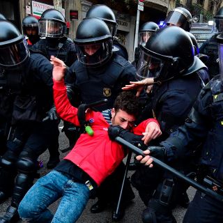 Fotogalería: Chocan en Barcelona tras arresto de Puigdemont